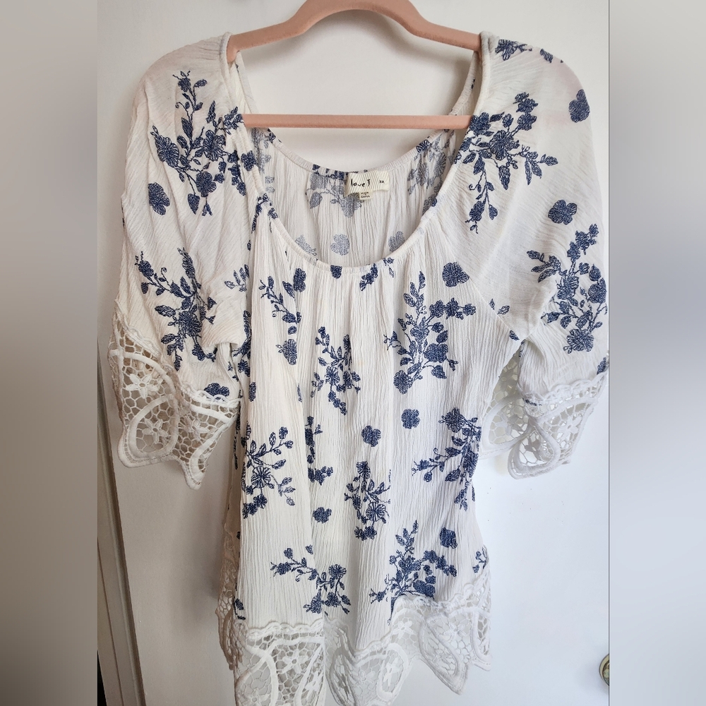 Stretchy Cute top Size 2x with lace on sleeves and bottom.